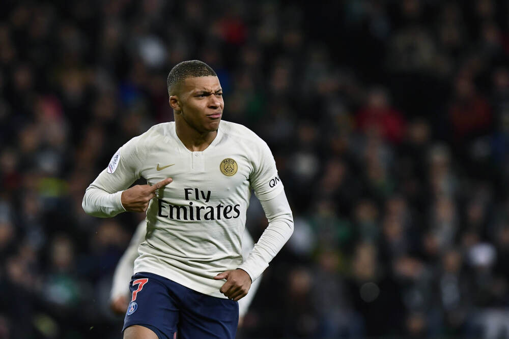 A股消费股周一涨幅居前